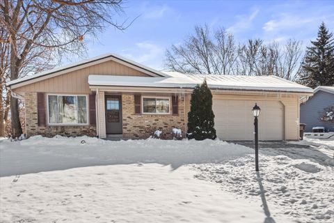 Photo of 7743 W Plainsview Dr, Franklin, WI 53132 (MLS # 1944604)