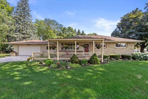 Photo of 14930 Golf Pkwy, Brookfield, WI 53005 (MLS # 1925538)