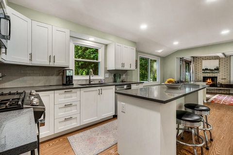Photo of 7364 N Braeburn Ln, Glendale, WI 53209 (MLS # 1969519)