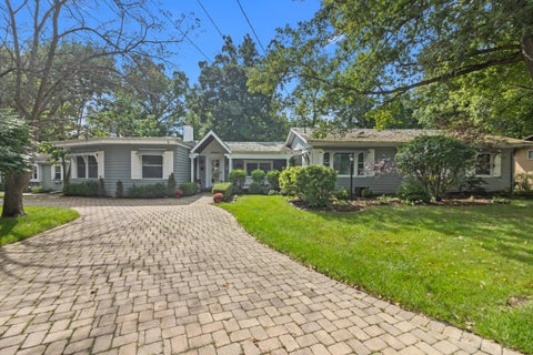 Photo of 435 Forest Dr, Fontana, WI 53125 (MLS # 1980904)