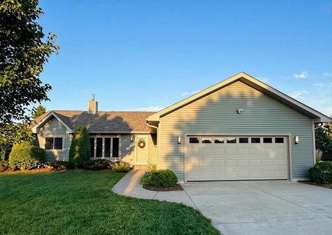 Photo of N7816 Maple Ridge Dr, Ixonia, WI 53066 (MLS # 1980152)