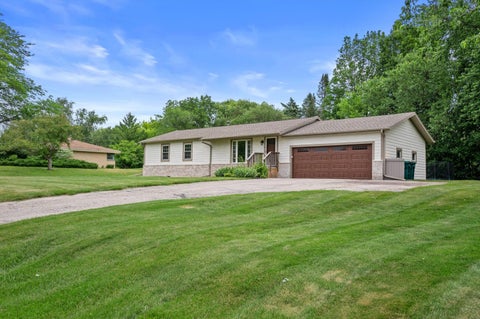 Photo of W284N6506 Hawthorne Rd, Hartland, WI 53029 (MLS # 1967504)