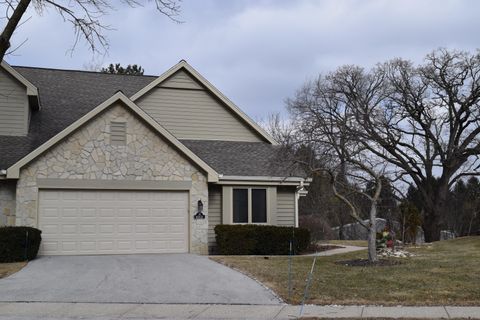 Photo of N22 W24122 Cloister Cir, Pewaukee, WI 53072 (MLS # 1952530)