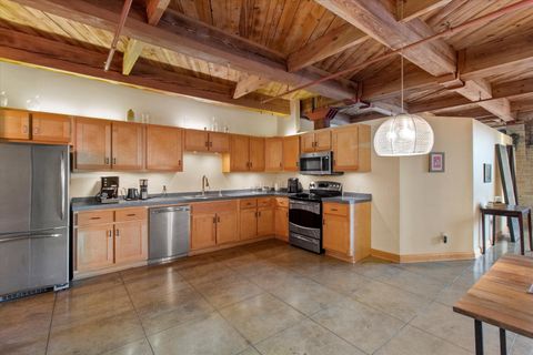 Photo of 904 E Pearson St, Milwaukee, WI 53202 (MLS # 1934409) Photo of 904 E Pearson St, Milwaukee, WI 53202 (MLS # 1934409)