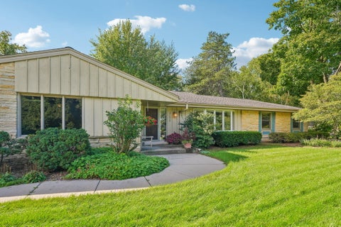 Photo of 17575 Royalcrest Dr, Brookfield, WI 53045 (MLS # 1985953)