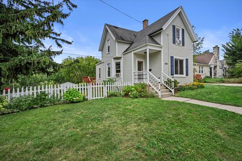 Photo of 829 W Lincoln Ave, Port Washington, WI 53074 (MLS # 1889730)