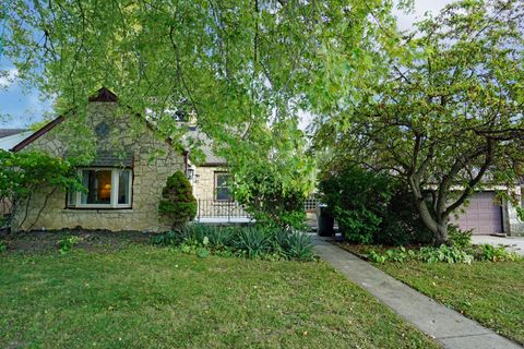 Photo of 830 S 90th St, West Allis, WI 53214 (MLS # 1938042)