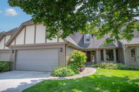 Photo of 665 Machenry Cir, Brookfield, WI 53045 (MLS # 1976280)