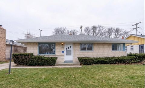 Photo of 7629 W Thurston Cir, Milwaukee, WI 53218 (MLS # 1957350)