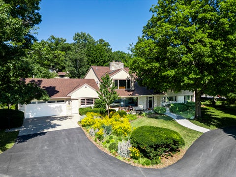 Photo of 16755 Shore Line Dr, Brookfield, WI 53005 (MLS # 1971951)