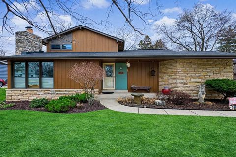 Photo of 2115 Rambling Rose Rd, Waukesha, WI 53186 (MLS # 1955154)