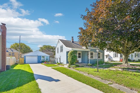 Photo of 329 E Gauer Cir, Milwaukee, WI 53207 (MLS # 1984212)