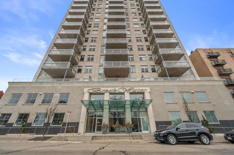 Photo of 1313 N Franklin Pl, Milwaukee, WI 53202 (MLS # 1953670)