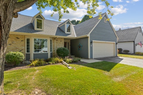 Photo of W52N116 Pioneer Ct, Cedarburg, WI 53012 (MLS # 1936115)