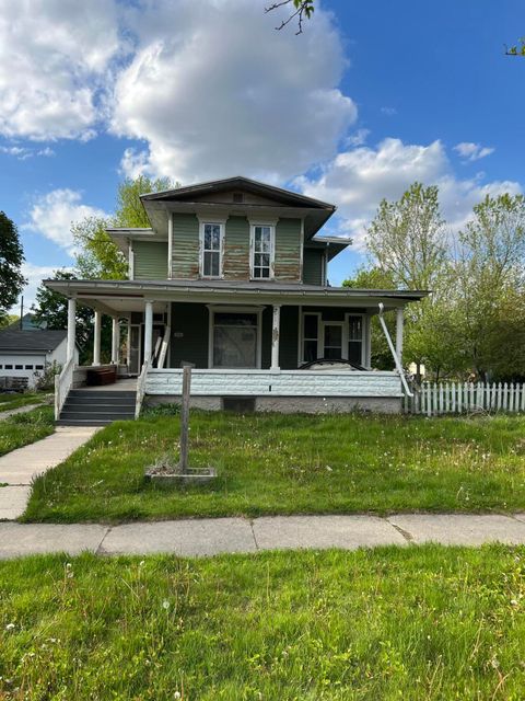 Photo of 711 E Walworth Ave, Delavan, WI 53115 (MLS # 1965270)