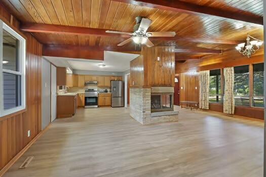 Pleasant Prairie, Wisconsin 53142, United States, 3 Bedrooms Bedrooms, ,2 BathroomsBathrooms,Residential,Active,189532