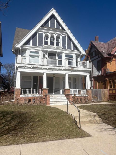 Photo of 2908 W Mckinley Blvd, Milwaukee, WI 53208 (MLS # 1958586)