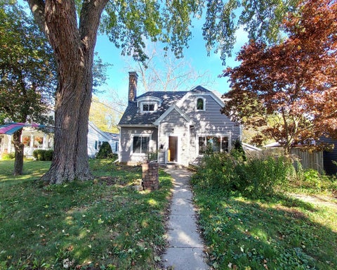 Photo of 622 Hawthorne Ave, South Milwaukee, WI 53172 (MLS # 1986302)