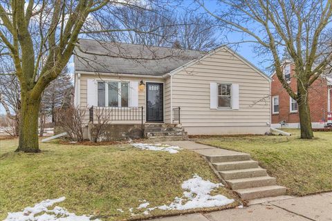 Photo of 305 S Silverbrook Dr, West Bend, WI 53095 (MLS # 1946735)