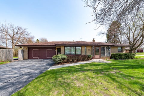 Photo of 325 Willow Ln, South Milwaukee, WI 53172 (MLS # 1914897)