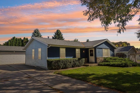 Photo of 1425 Erin Ln, Waukesha, WI 53188 (MLS # 1986564)