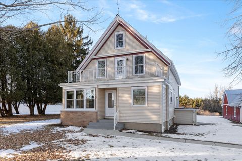 Photo of 1052 Arrowhead Rd, Grafton, WI 53024 (MLS # 1950248)