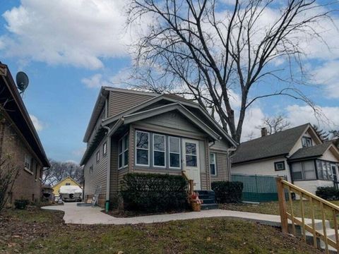 Photo of 5549 N 33rd St, Milwaukee, WI 53209 (MLS # 1941482)