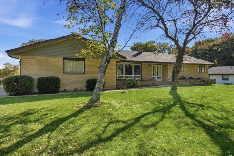 Photo of W215N10122 Hickory Dr, Germantown, WI 53017 (MLS # 1983829)