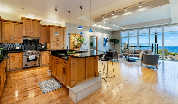 1313 N FRANKLIN PL, MILWAUKEE, WI 53202 - Image f3405ddec7ca43a76a2d69510e8ea649/2908012798