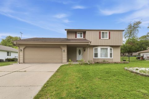 Photo of 435 E Golden Ln, Oak Creek, WI 53154 (MLS # 1962167)
