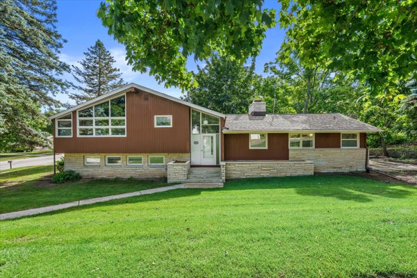 607 W DECORAH RD, WEST BEND, WI 53095 - Image f36a342cbbc3d8e2b84da95c35041c49/612286329