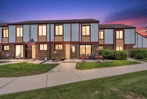 Photo of 4157 W College Ave, Franklin, WI 53221 (MLS # 1979896)