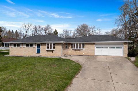 Photo of 10442 S Chicago Rd, Oak Creek, WI 53154 (MLS # 1916042)