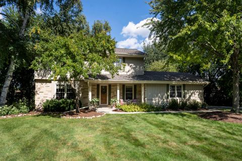 Photo of 21330 Hollycrest Ct, Brookfield, WI 53045 (MLS # 1933820)