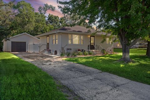 Photo of 935 Wilson St, Onalaska, WI 54650 (MLS # 1968880)