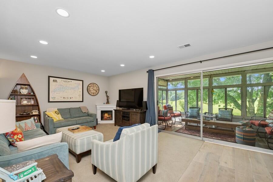 Fontana, Wisconsin 53125, United States, 2 Bedrooms Bedrooms, ,2 BathroomsBathrooms,Residential,Active,146838