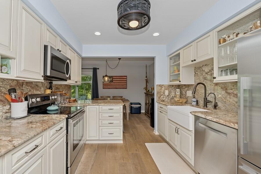 Fontana, Wisconsin 53125, United States, 2 Bedrooms Bedrooms, ,2 BathroomsBathrooms,Residential,Active,146838