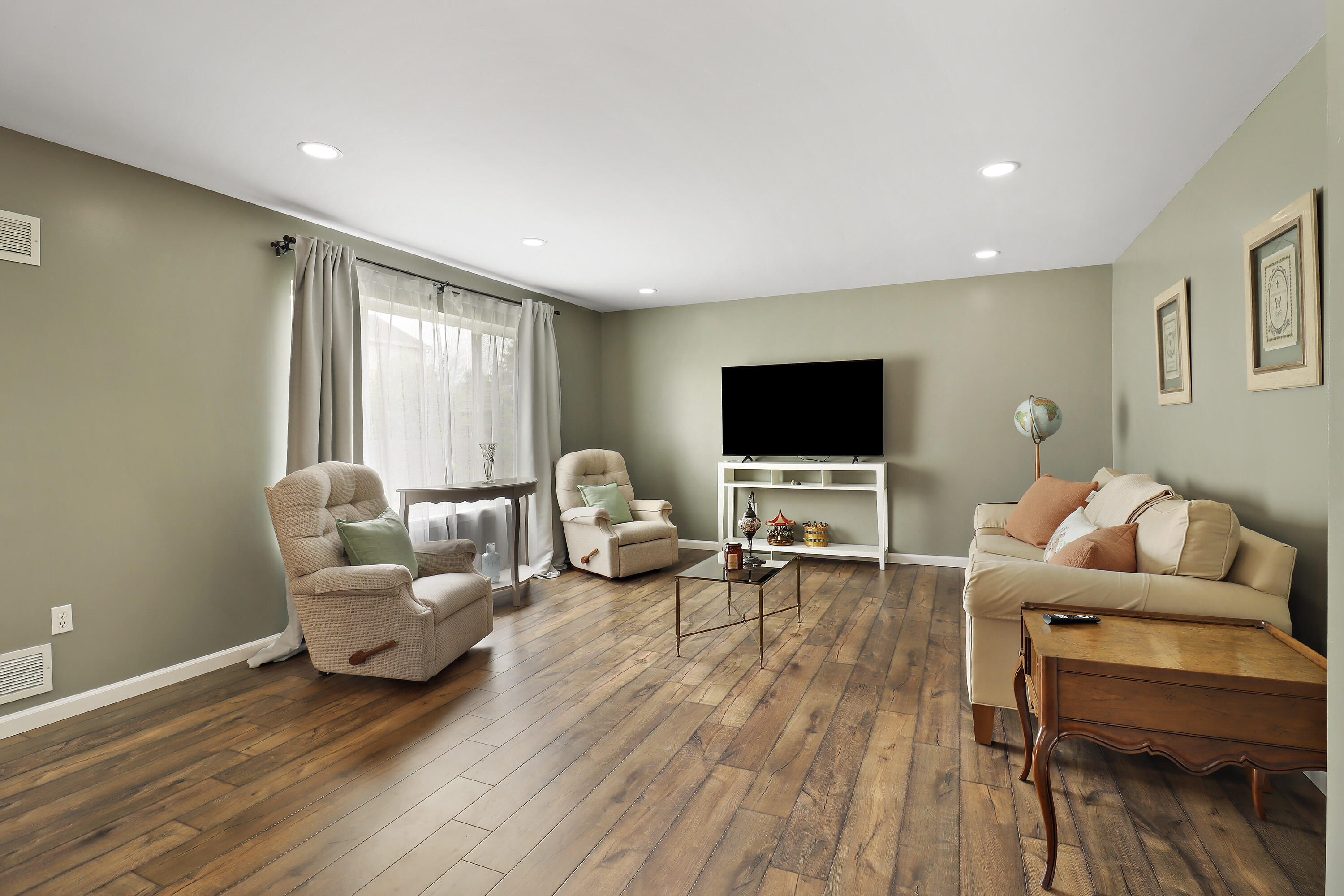 Kenosha, Wisconsin 53142, United States, 4 Bedrooms Bedrooms, ,5 BathroomsBathrooms,Residential,Active,171020