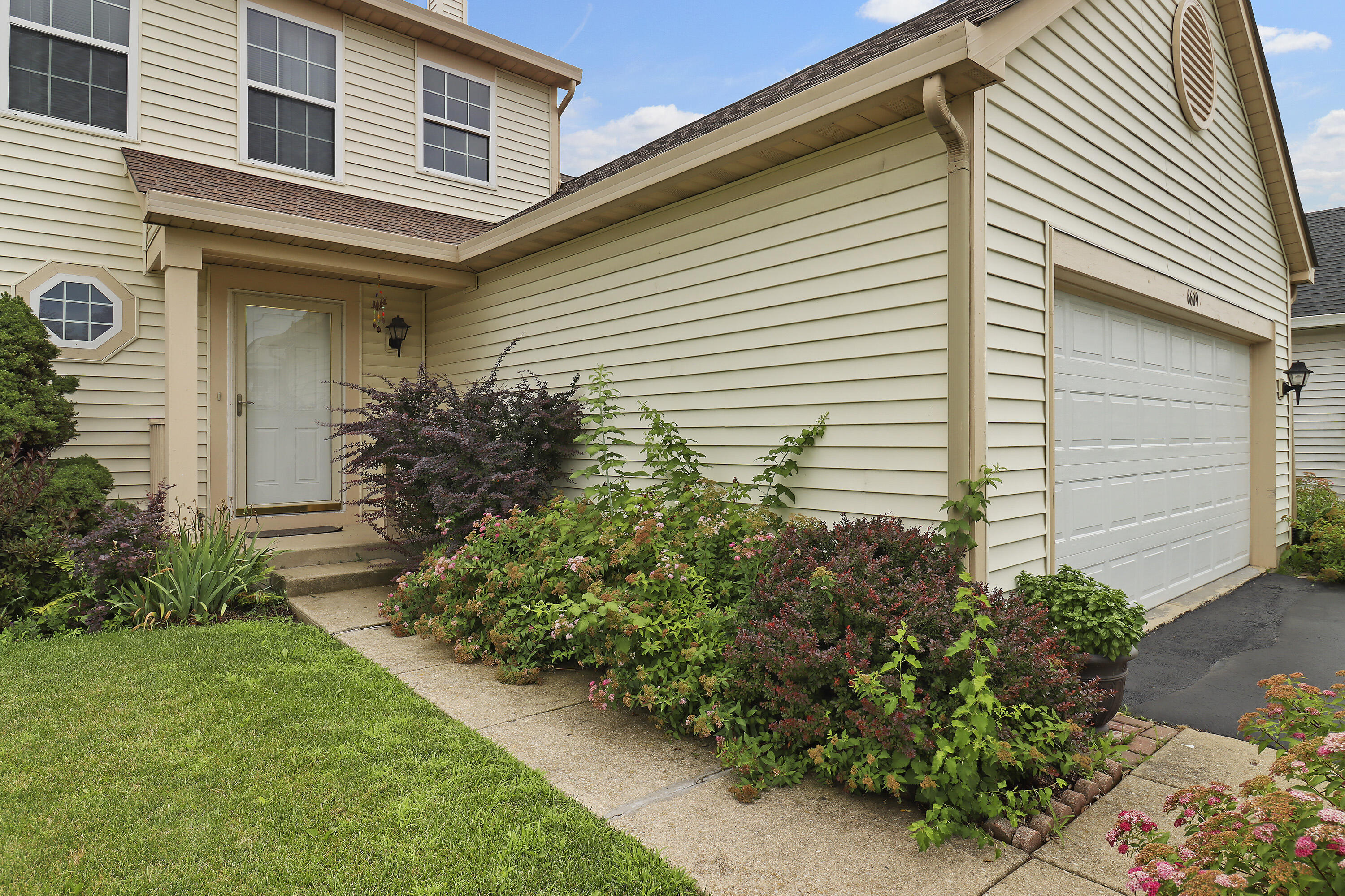 Kenosha, Wisconsin 53142, United States, 4 Bedrooms Bedrooms, ,5 BathroomsBathrooms,Residential,Active,171020