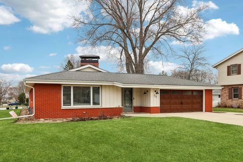 Photo of 630 Pleasant Dr, Hartland, WI 53029 (MLS # 1955545)