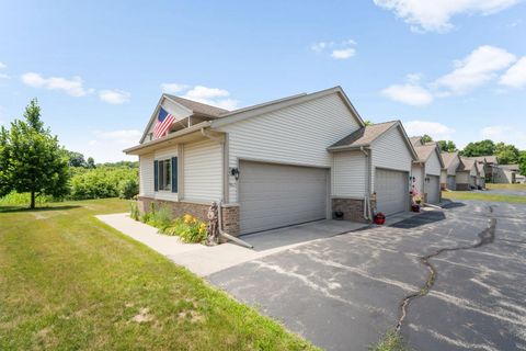 Photo of 951 Spring Ct, Newburg, WI 53095 (MLS # 1970822)
