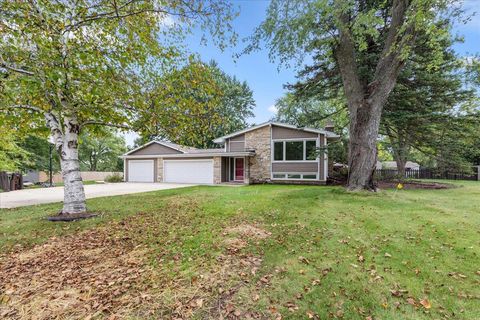 Photo of 3332 S El Sirroco Dr, New Berlin, WI 53151 (MLS # 1942071)