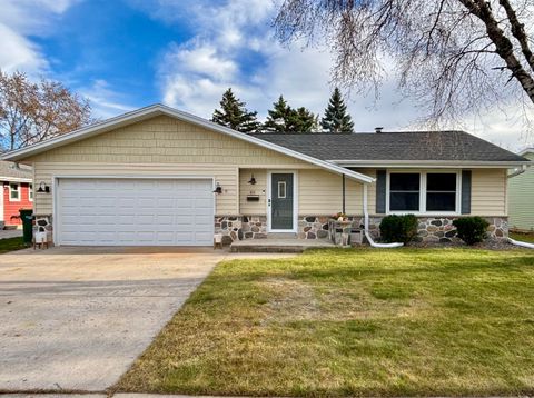 Photo of 811 Meadowbrook Dr, West Bend, WI 53090 (MLS # 1944103)