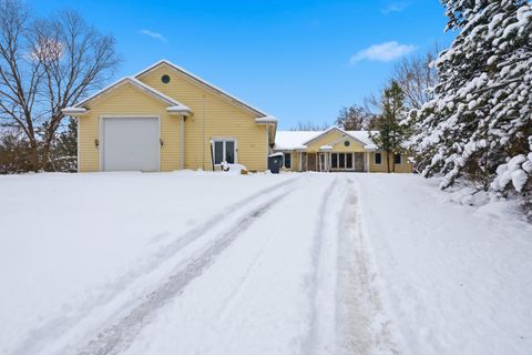 Photo of 1714 Boulder Ct, Waukesha, WI 53189 (MLS # 1944353)