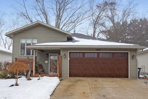 Photo of 1806 Patricia Ln, Waukesha, WI 53188 (MLS # 1945507)