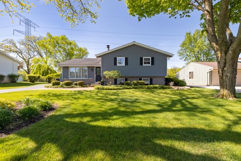 Photo of N67W23865 Linda Dr, Sussex, WI 53089 (MLS # 1963464)