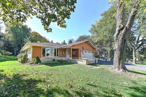 W264S7715 MOUNT WHITNEY AVE, WAUKESHA, WI 53189 - Image f4e6840989b33c9ef53da7ebc8b1770c/2102544851