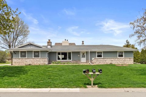 Photo of 7940 W Coventry Dr, Franklin, WI 53132 (MLS # 1917364)