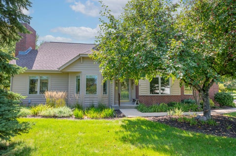Photo of 10820 N Essex Dr, Mequon, WI 53092 (MLS # 1986554)