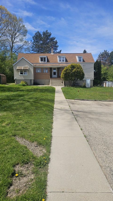Photo of 831 N Silverbrook Dr, West Bend, WI 53090 (MLS # 1961030)
